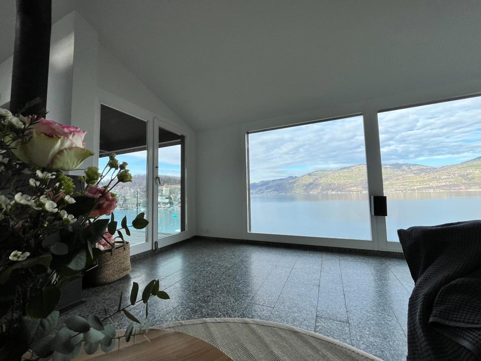 Wohnung Mit Grossartiger Seesicht Und Balkon Spiez Bagian luar foto