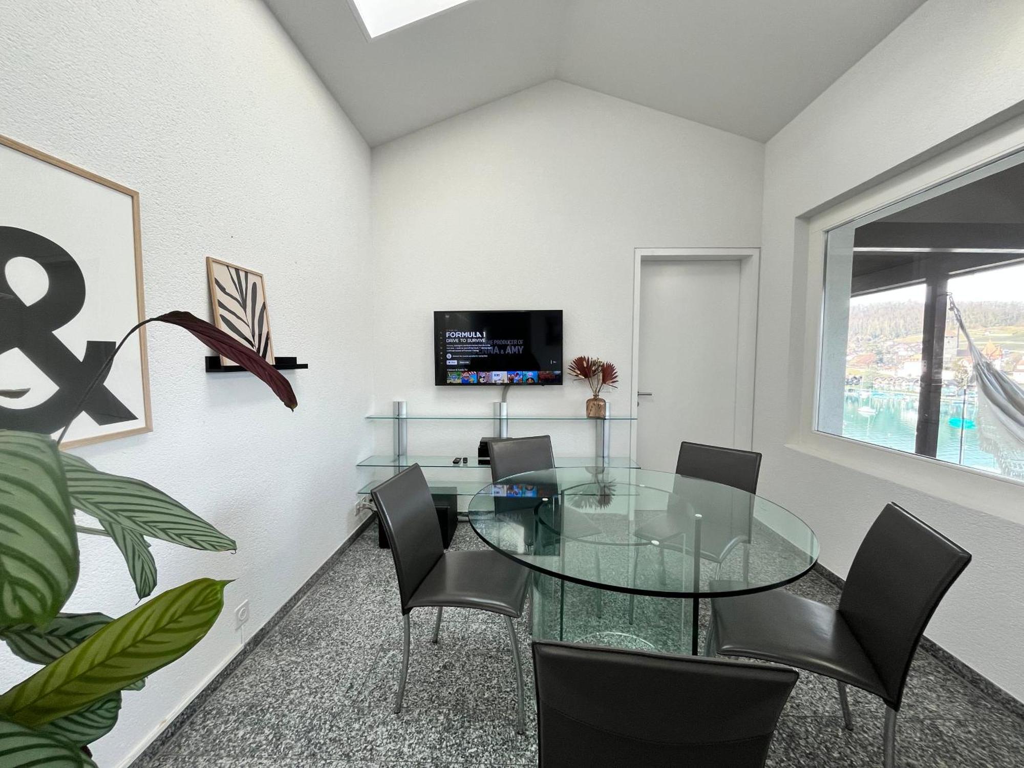 Wohnung Mit Grossartiger Seesicht Und Balkon Spiez Bagian luar foto