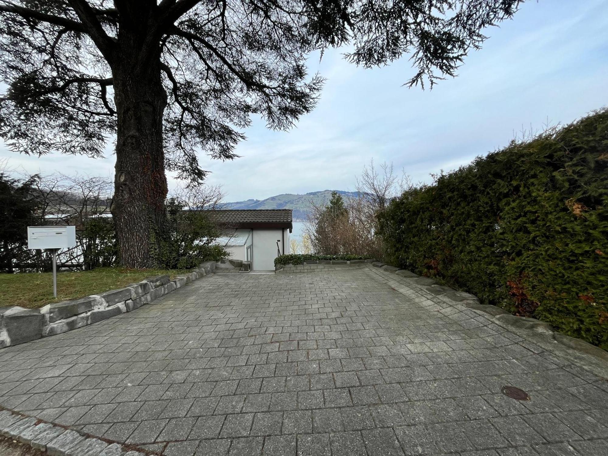 Wohnung Mit Grossartiger Seesicht Und Balkon Spiez Bagian luar foto