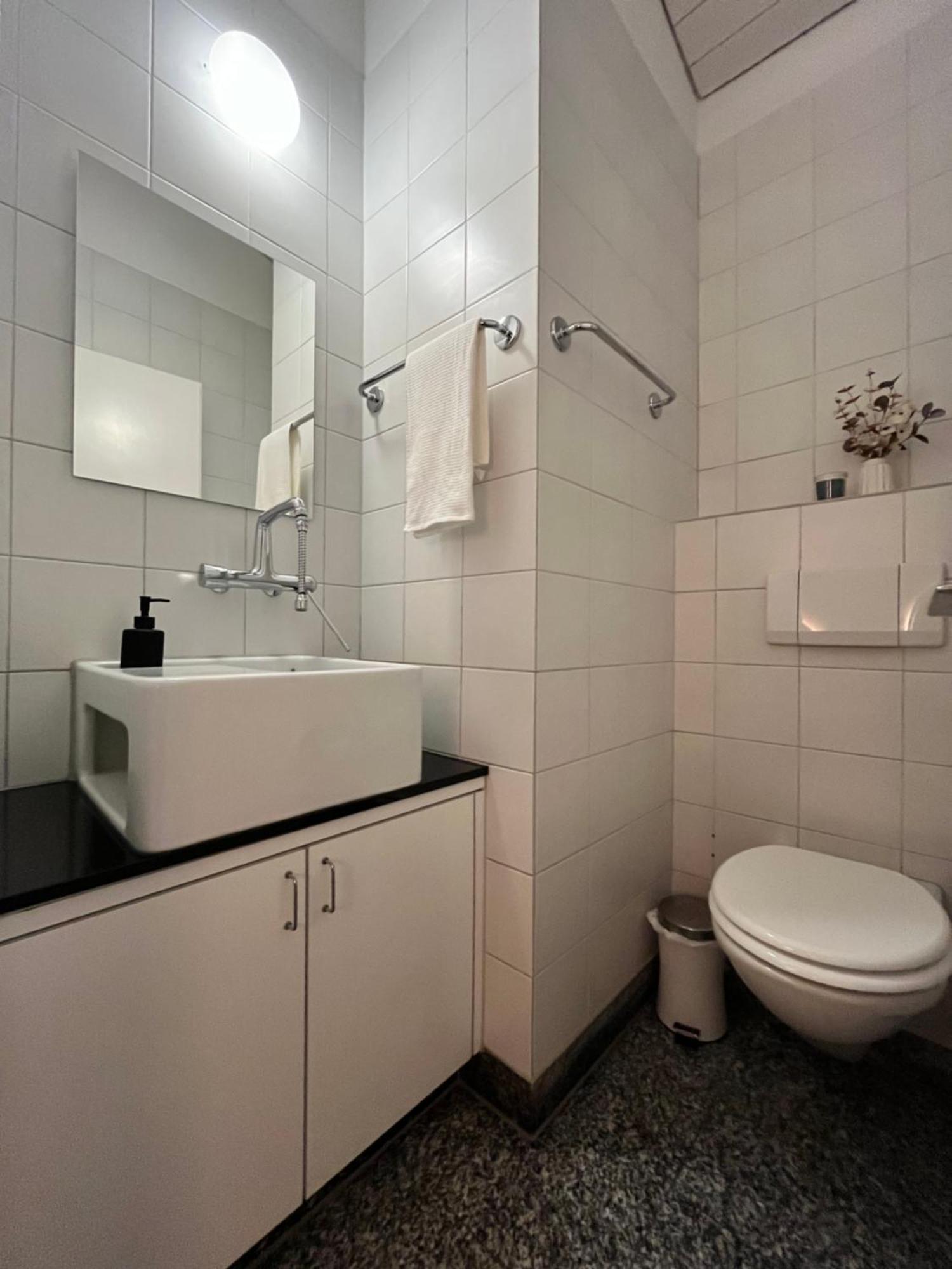 Wohnung Mit Grossartiger Seesicht Und Balkon Spiez Bagian luar foto