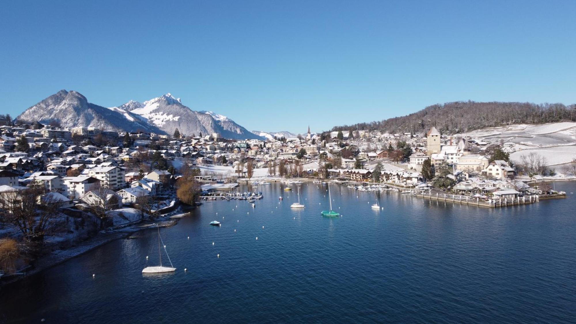 Wohnung Mit Grossartiger Seesicht Und Balkon Spiez Bagian luar foto