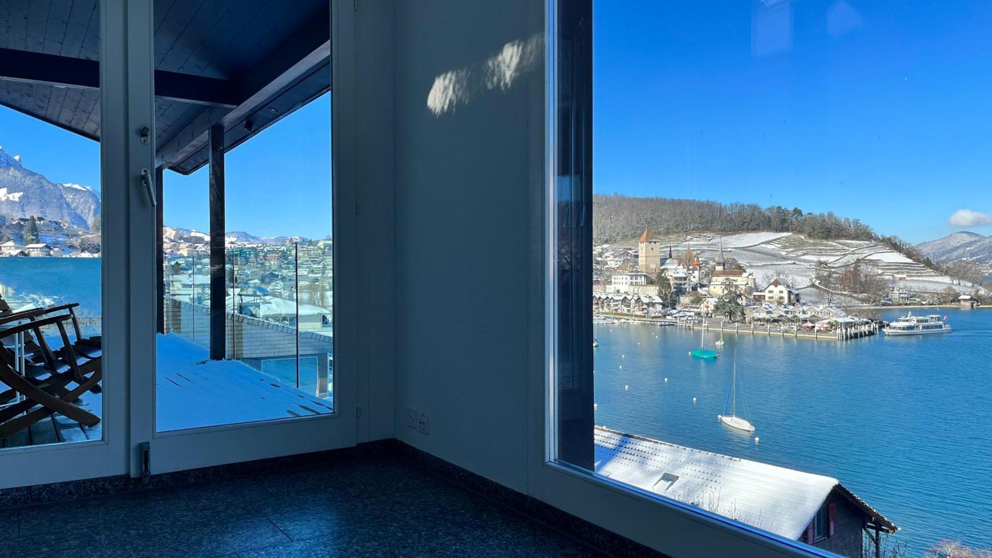 Wohnung Mit Grossartiger Seesicht Und Balkon Spiez Bagian luar foto