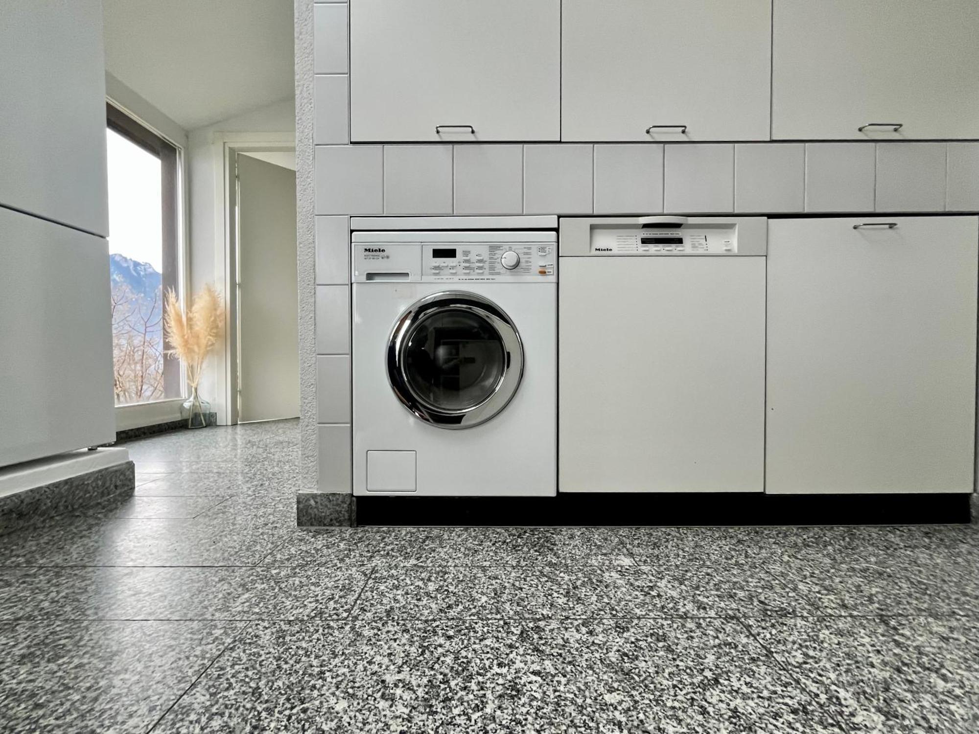 Wohnung Mit Grossartiger Seesicht Und Balkon Spiez Bagian luar foto